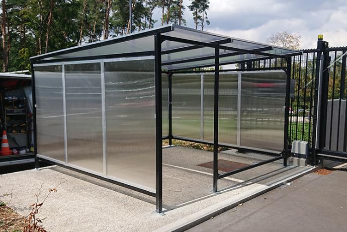 wachtoverkapping met zwart gelakte structuur