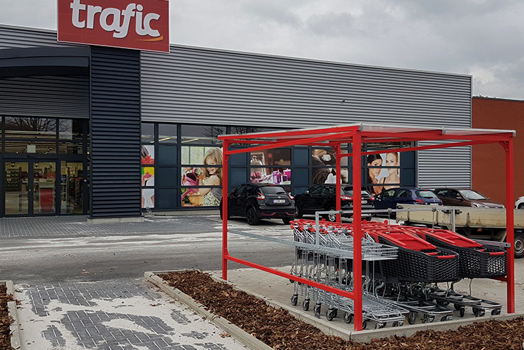 rode karrenstalling op parking van Trafic