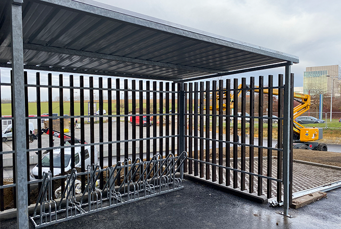 fietsenstalling met houtenafwerking