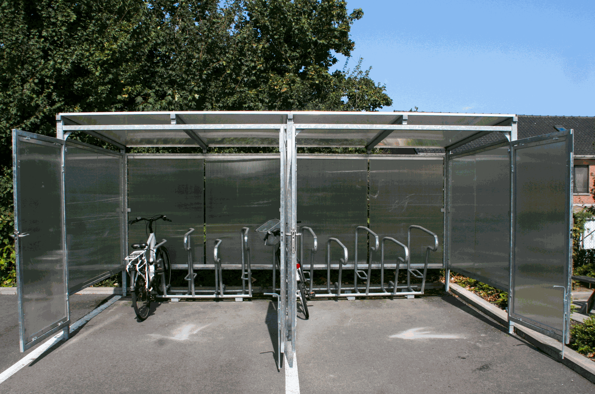 Fietsenstalling met dubbele deuren