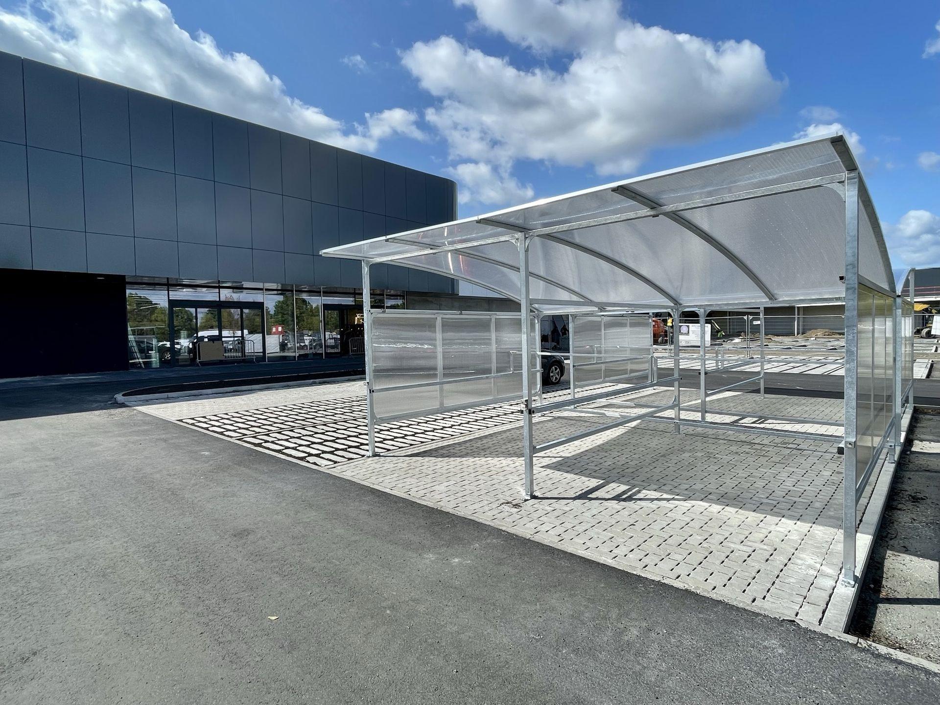 Wingtype karrenstalling op parking van winkel