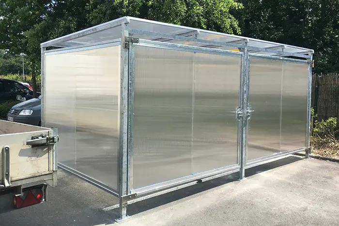 Opslagoverkapping met afsluitbare deuren