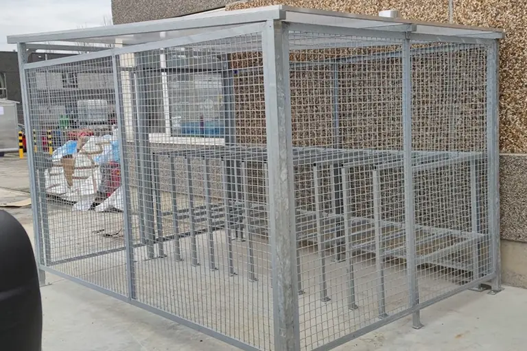 opslagoverkapping op bedrijfsterrein