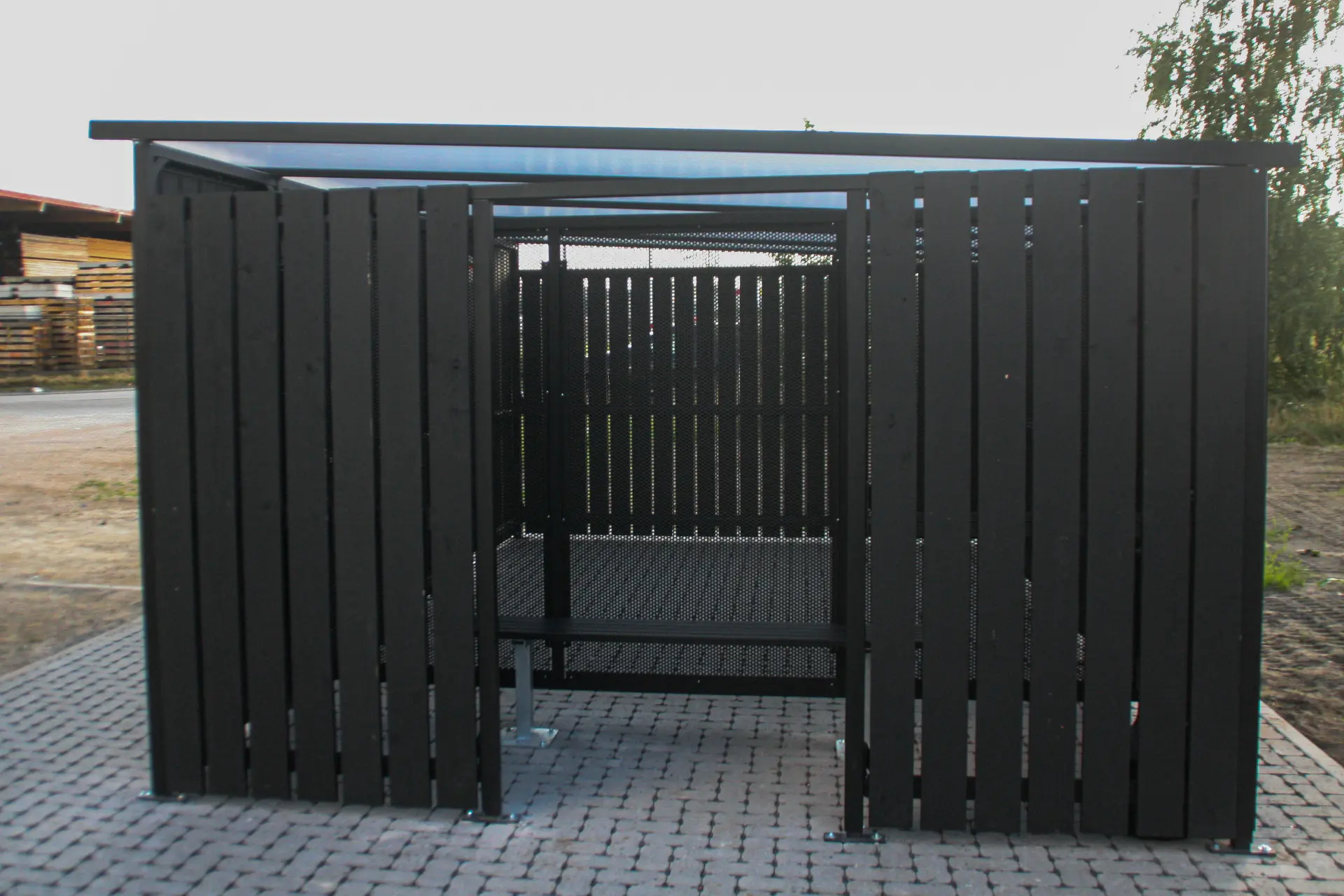 Rokersoverkapping met zitbank en asbak